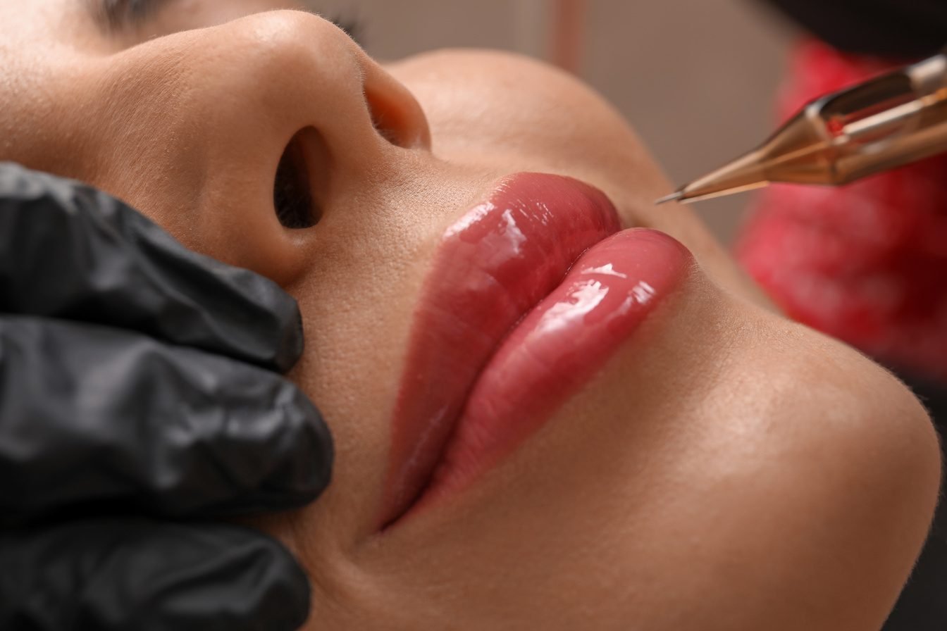 Micropigmentación de labios con dermógrafo
